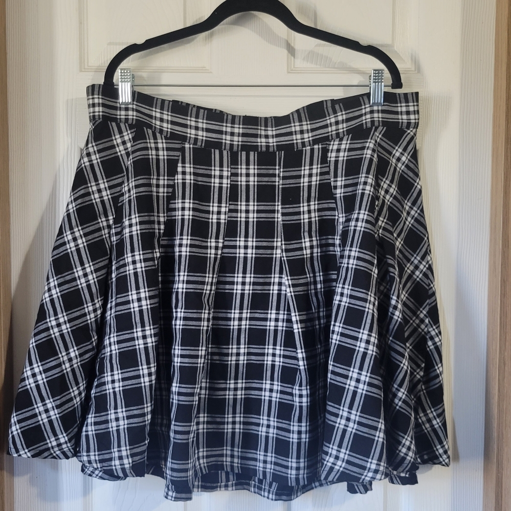 Black and White Plaid Pleated Skirt